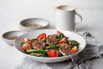 Erdbeer-Spargelsalat mit knusprigen Ziegenkäsetalern