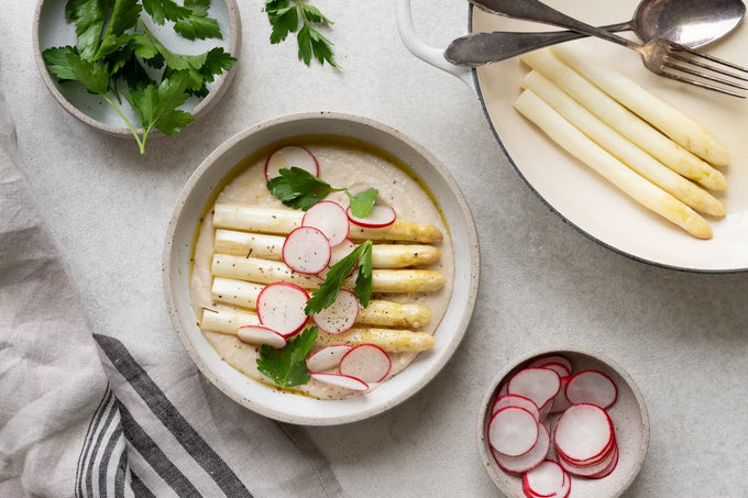 Spargel auf cremigen Bohnen