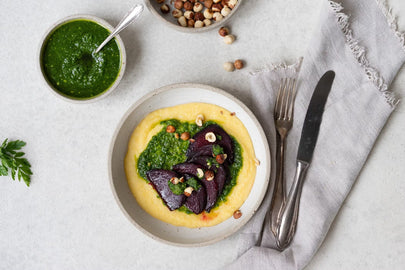 Ofen-Rote-Bete auf cremiger Polenta mit Petersilienpesto