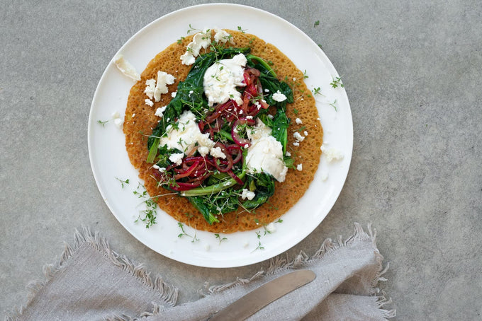 Kichererbsen-Pfannkuchen mit Spinat und Schwarzkümmelöl-Dip