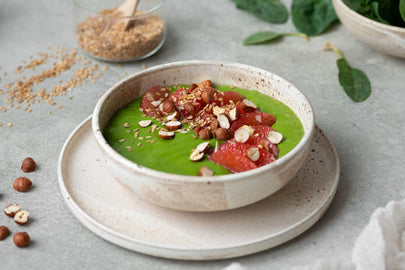 Vegane Smoothie Bowl mit Blattspinat, Apfel und Grapefruit