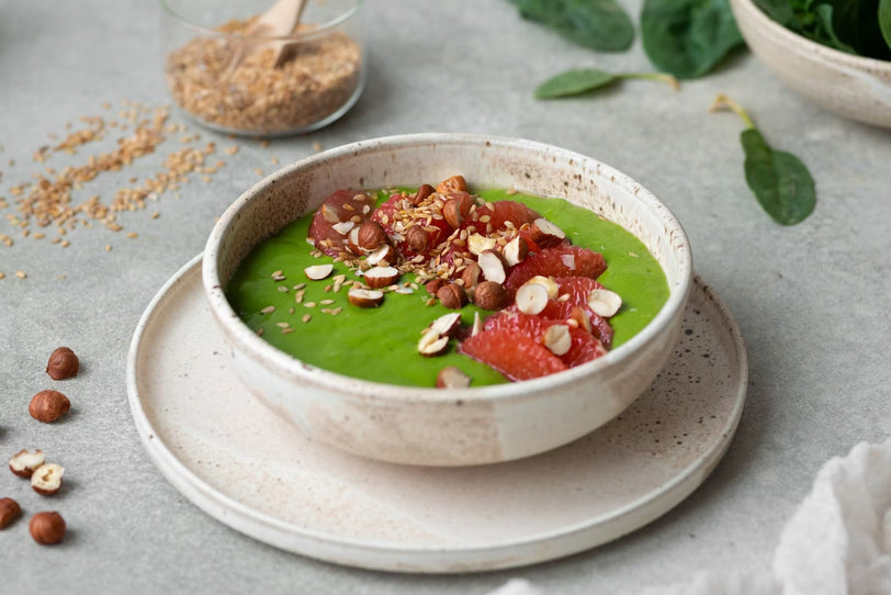 Vegane Smoothie Bowl mit Blattspinat, Apfel und Grapefruit