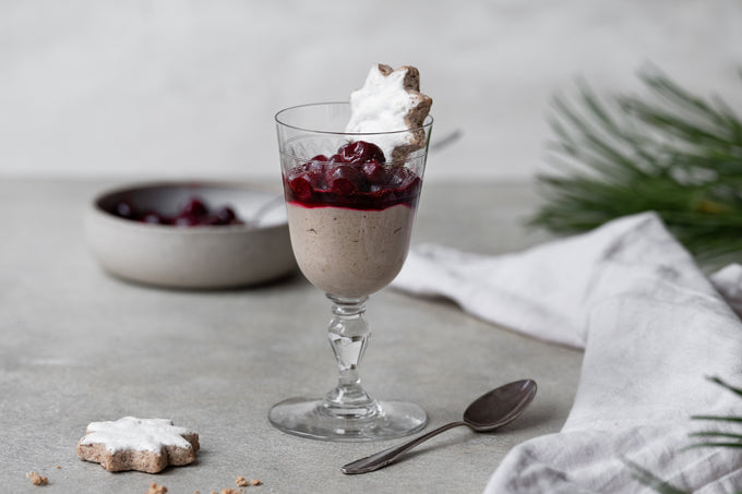 Zimt-Vanille-Mousse mit warmen Kirschen