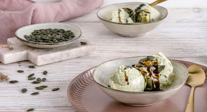 Kürbiskern-Eis mit Kürbiskernöl und gerösteten Kernen