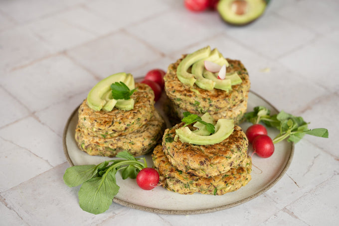 Zucchini-Kräuter-Pancakes mit Avocado