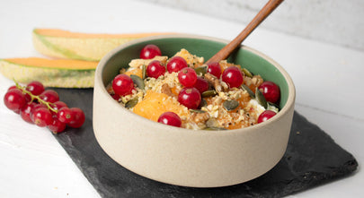 Melonenhüttenkäse mit Beeren und Saaten