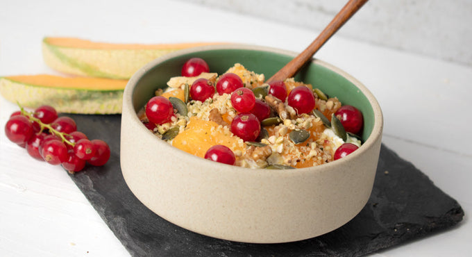 Melonenhüttenkäse mit Beeren und Saaten