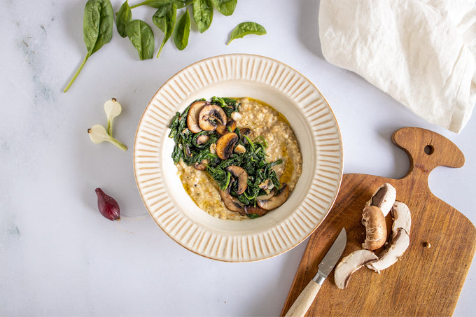 Herzhaftes Protein Porridge mit Pilzen und Spinat