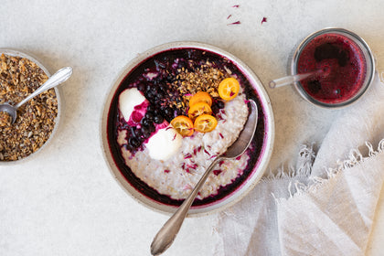Beeren Porridge mit Heidelbeere und Rote Bete Saft