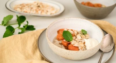 Veganes Porridge mit Aprikosenkompott