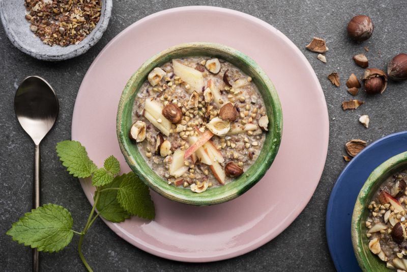 Veganes Budwig Protein Porridge  mit Buchweizen und Haselnüssen