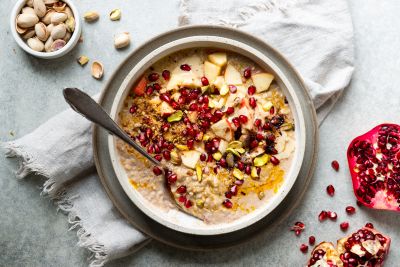 Protein Porridge mit Apfel, Granatapfel und Pistazien